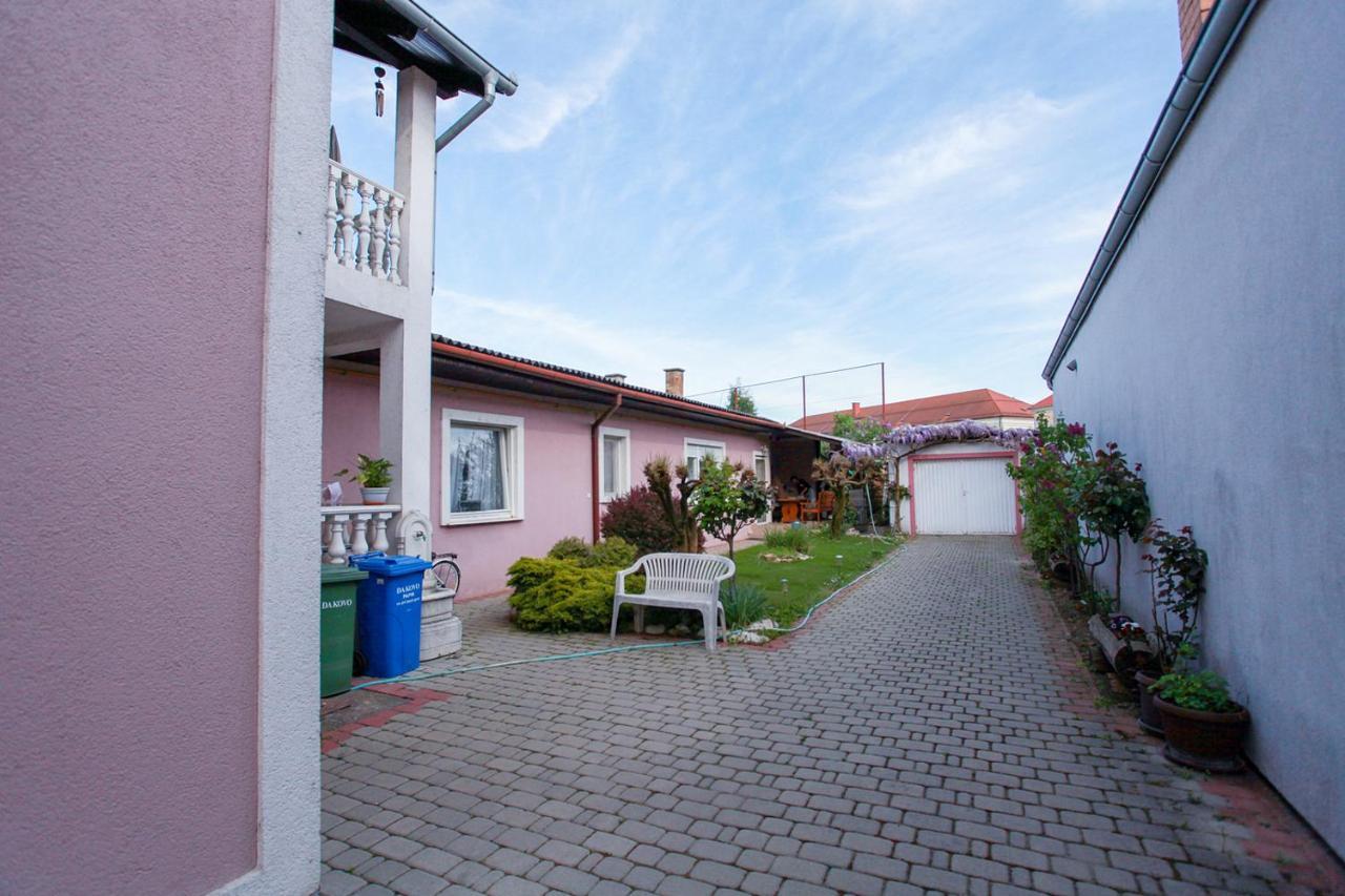 Apartman Ksenija Ðakovo Exterior foto